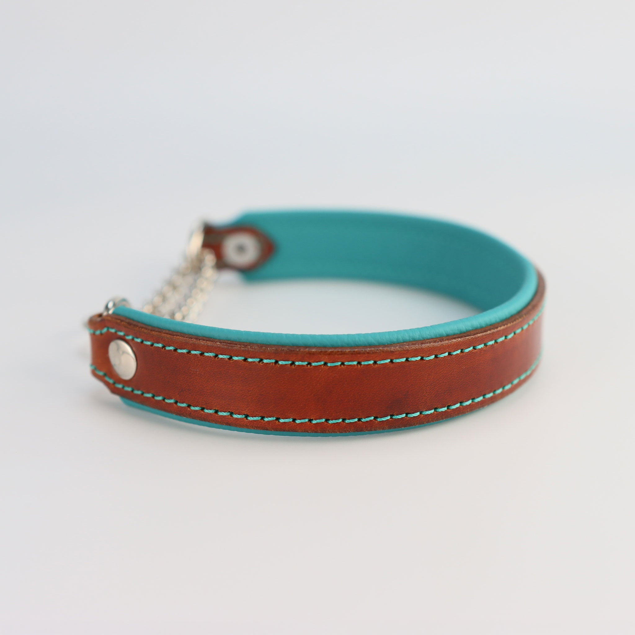 Seitenansicht des gepolsterten Hundehalsbands aus braunem Sattelleder und türkisem Nappa