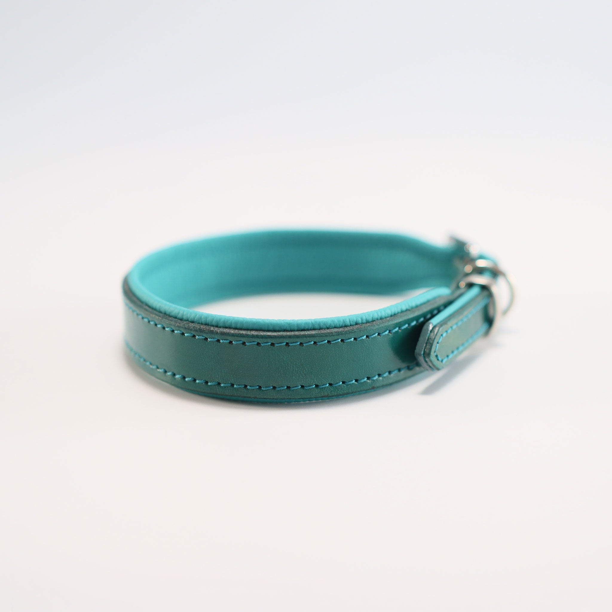 seitenansicht Hundehalsband Türkis mit weicher Nappa-Polsterung.