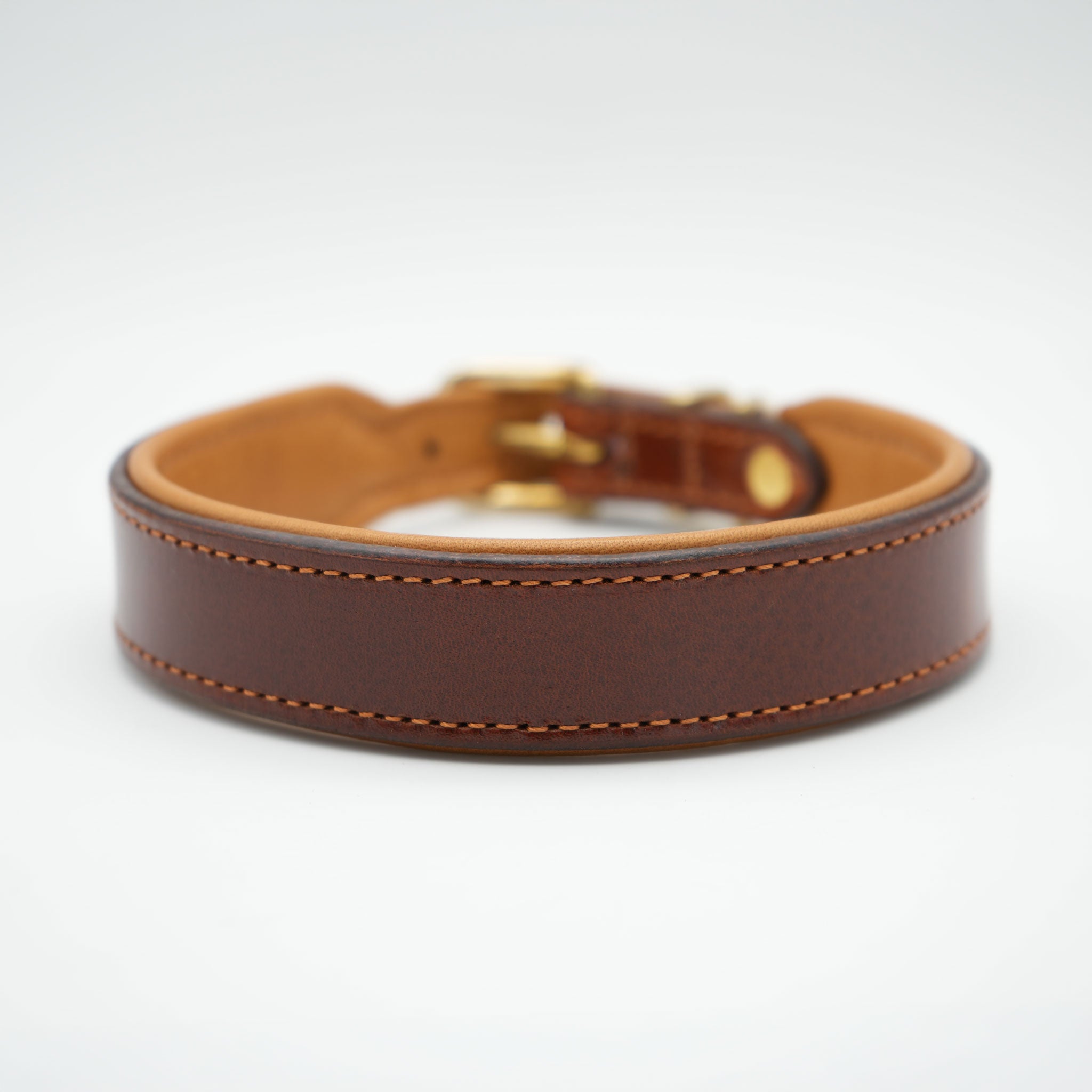 Handgefertigtes braunes Lederhalsband für Hunde mit weicher Cognac-Polsterung