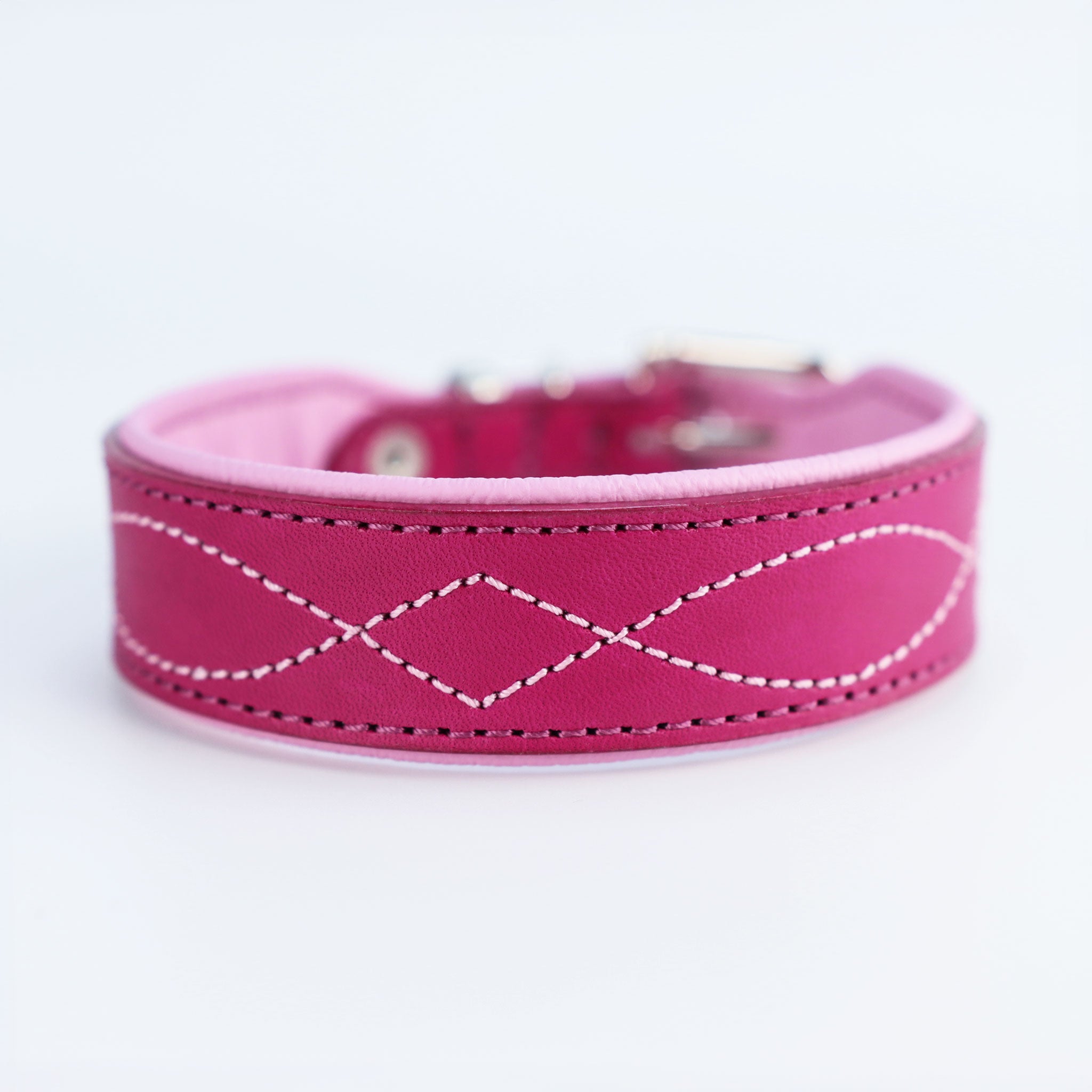 Handgefertigtes Lederhalsband Gunslinger in Magenta mit Gunslinger Steppnaht