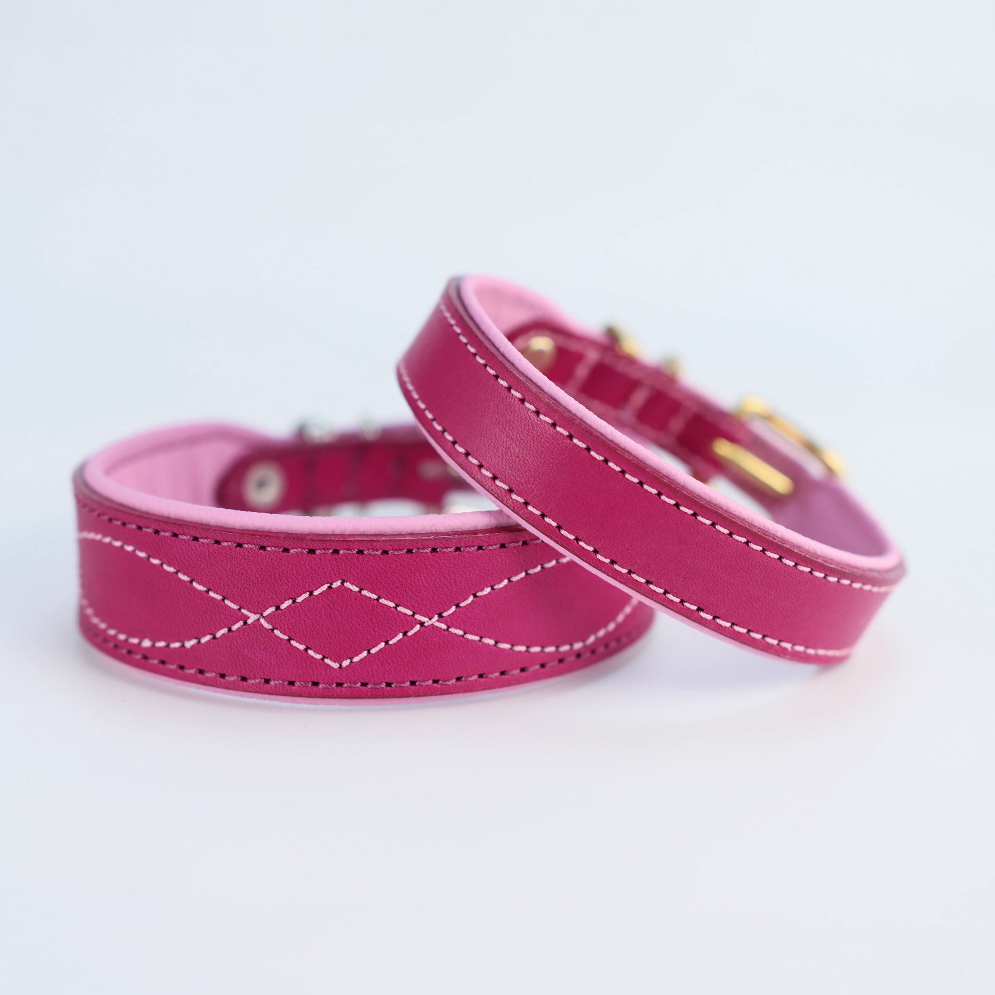 Vergleich: Magenta Lederhalsband mit und ohne Gunslinger-Stich