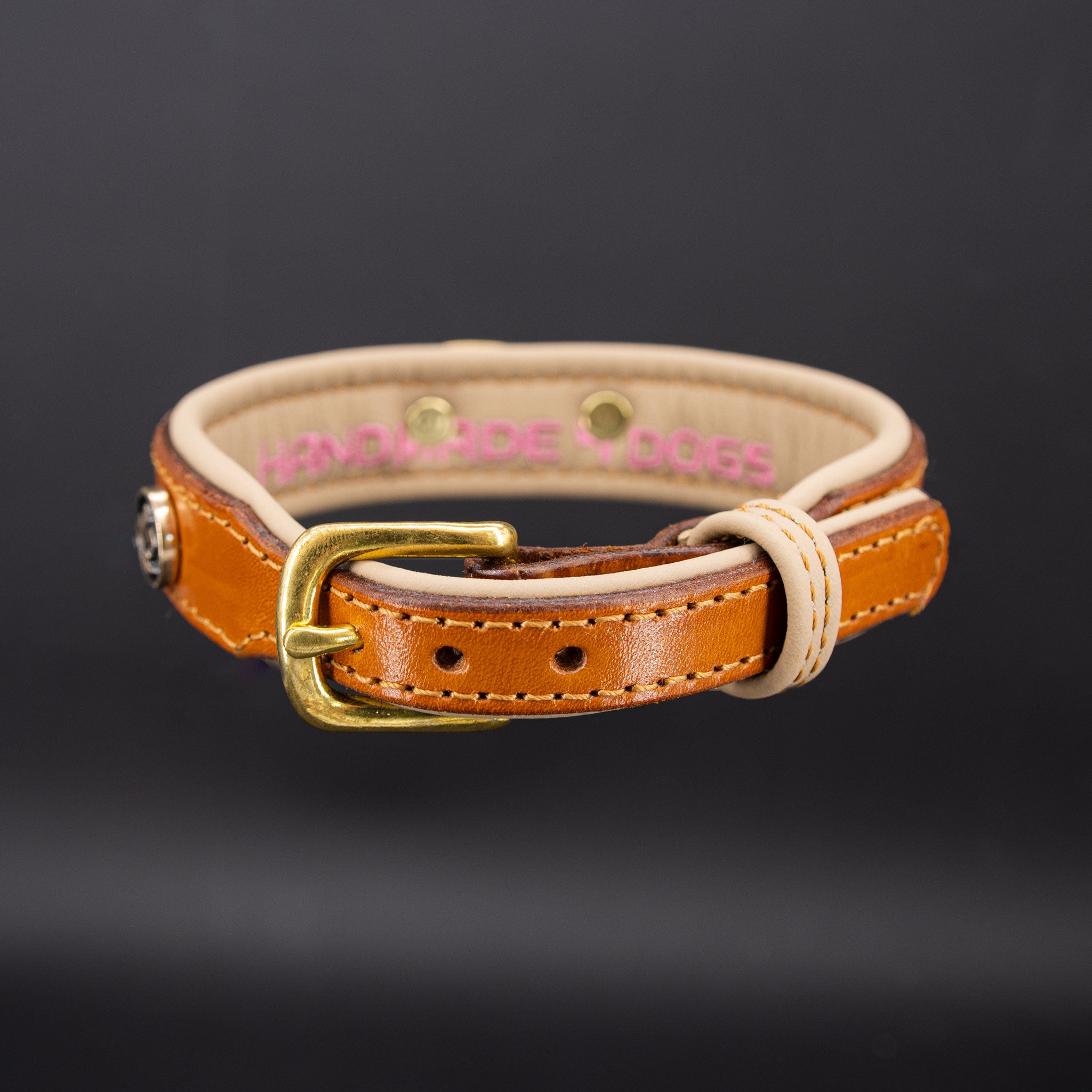 Innenansicht des Halsbandes mit sandfarbenem Nappaleder und Messing-Schnalle