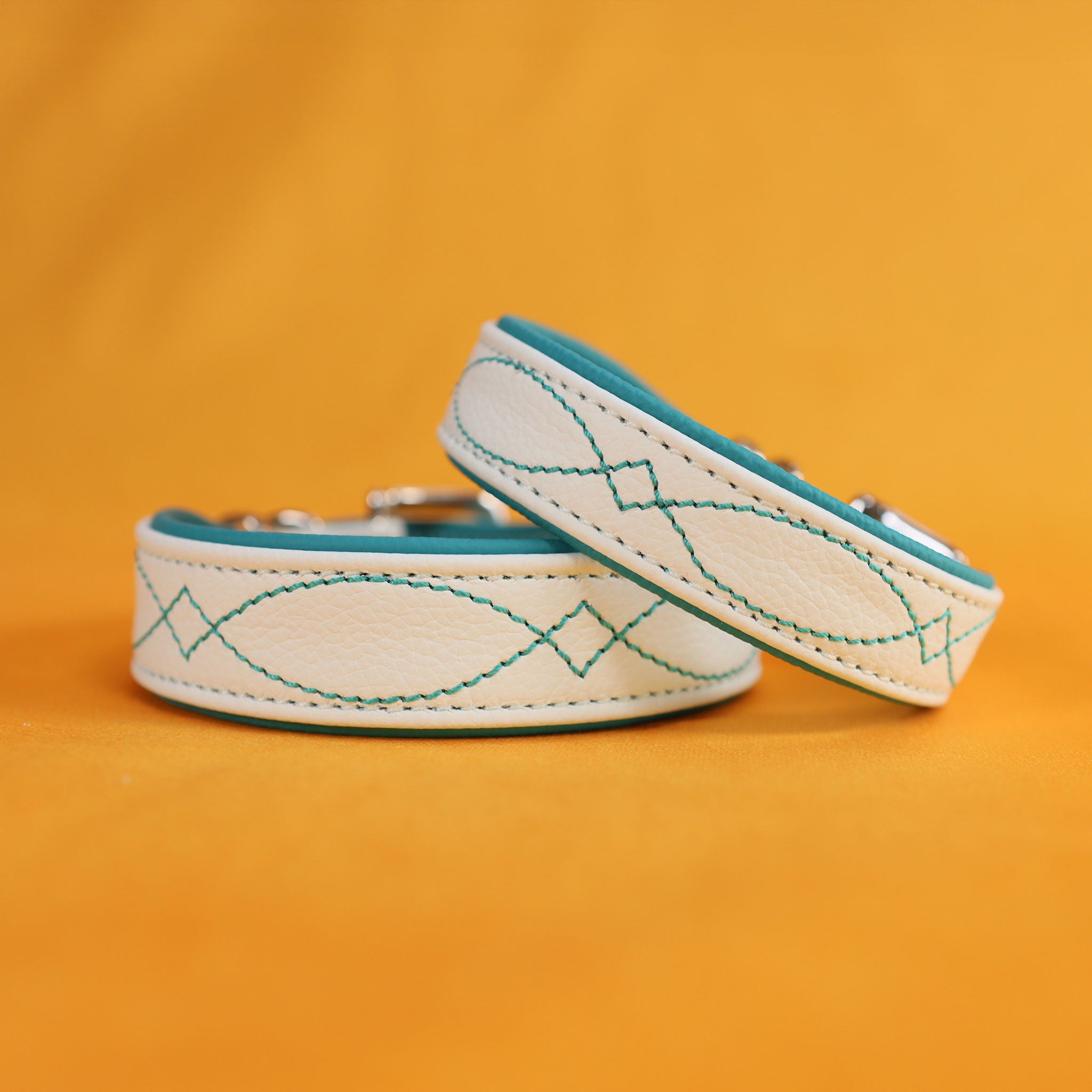 weißes Hundehalsband aus leder mit gunslinger stepp in türkis