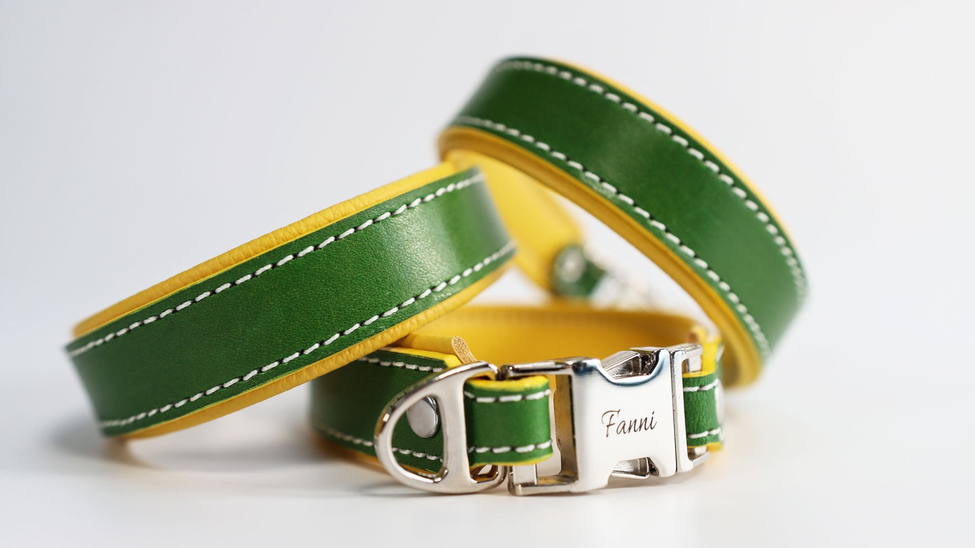 Verschluss-Detail: Silberner Steckverschluss mit individueller Namensgravur Fanni