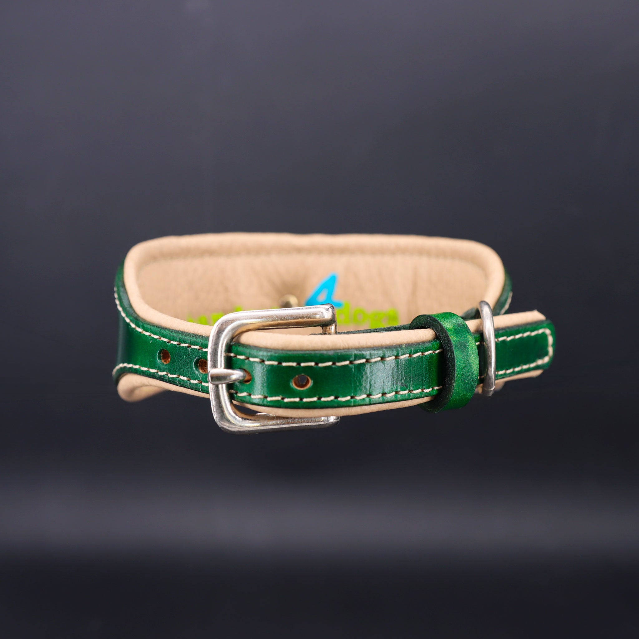 Verschlussansicht des Trachtenhalsbands mit sandfarbenem Nappaleder-Futter