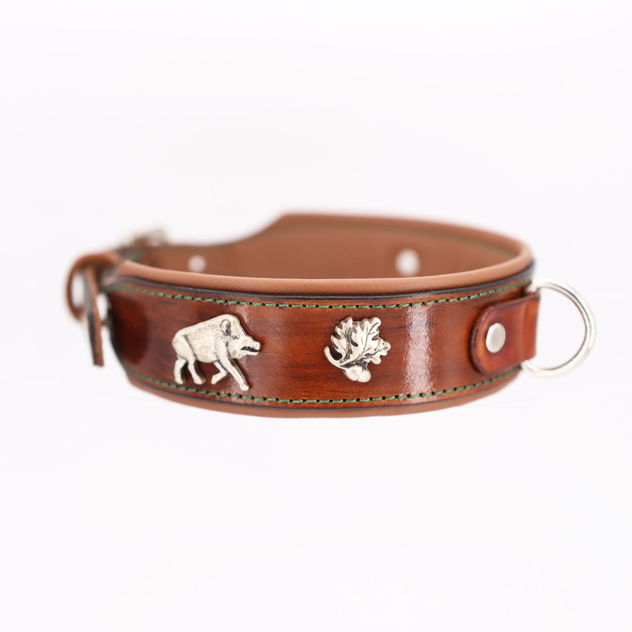 Detailansicht Wildschwein-Beschlag und Eichel-Motiv auf braunem Leder