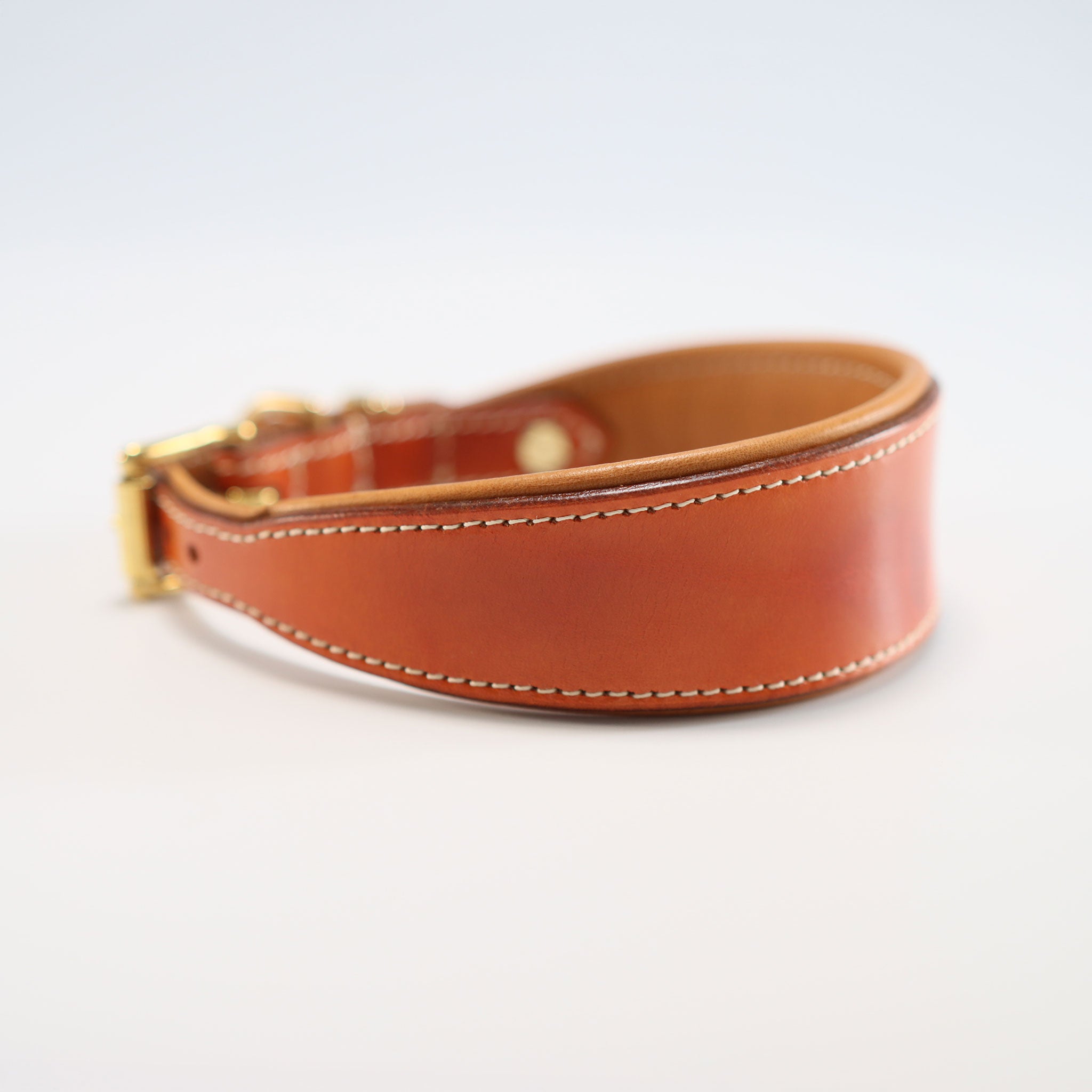 Seitenansicht des handgefertigten Lederhalsbands zeigt die geschwungene ergonomische Form