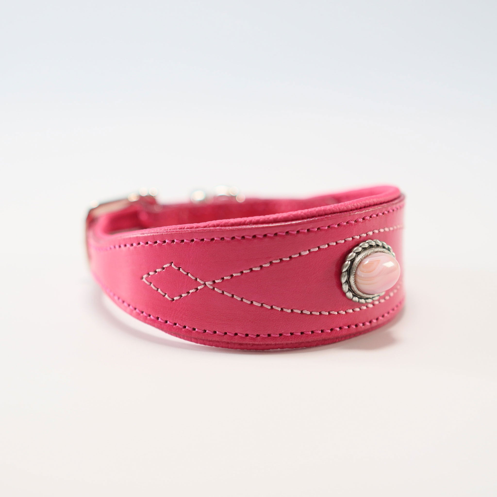 Seitliche Ansicht des Windhundhalsbands in ergonomischer Fischform mit echtem Rosa Achat