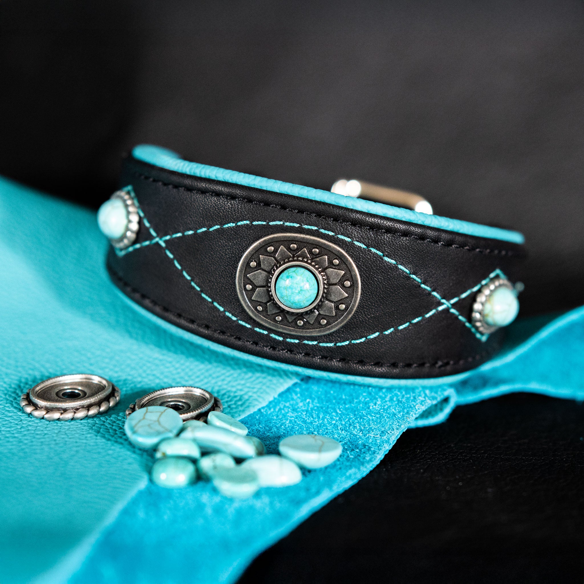 Detailansicht Howlith-Steine und türkises Nappaleder für Windhundhalsband