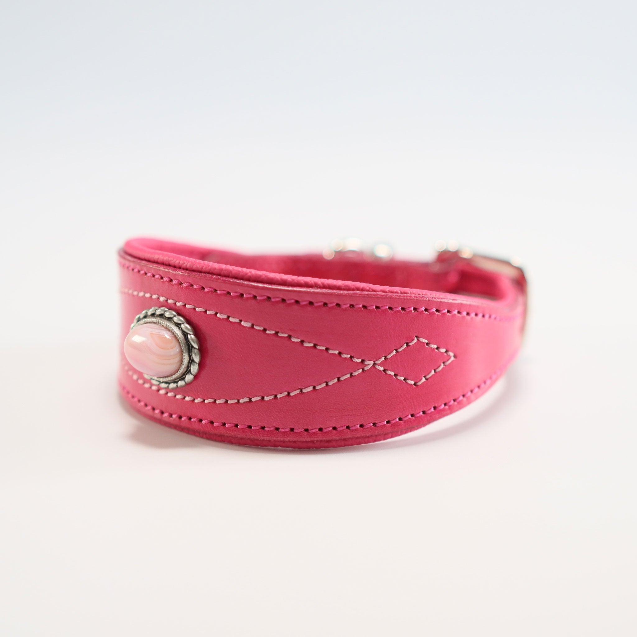 Seitliche Ansicht des Windhundhalsbands in ergonomischer Fischform aus pinkem Leder