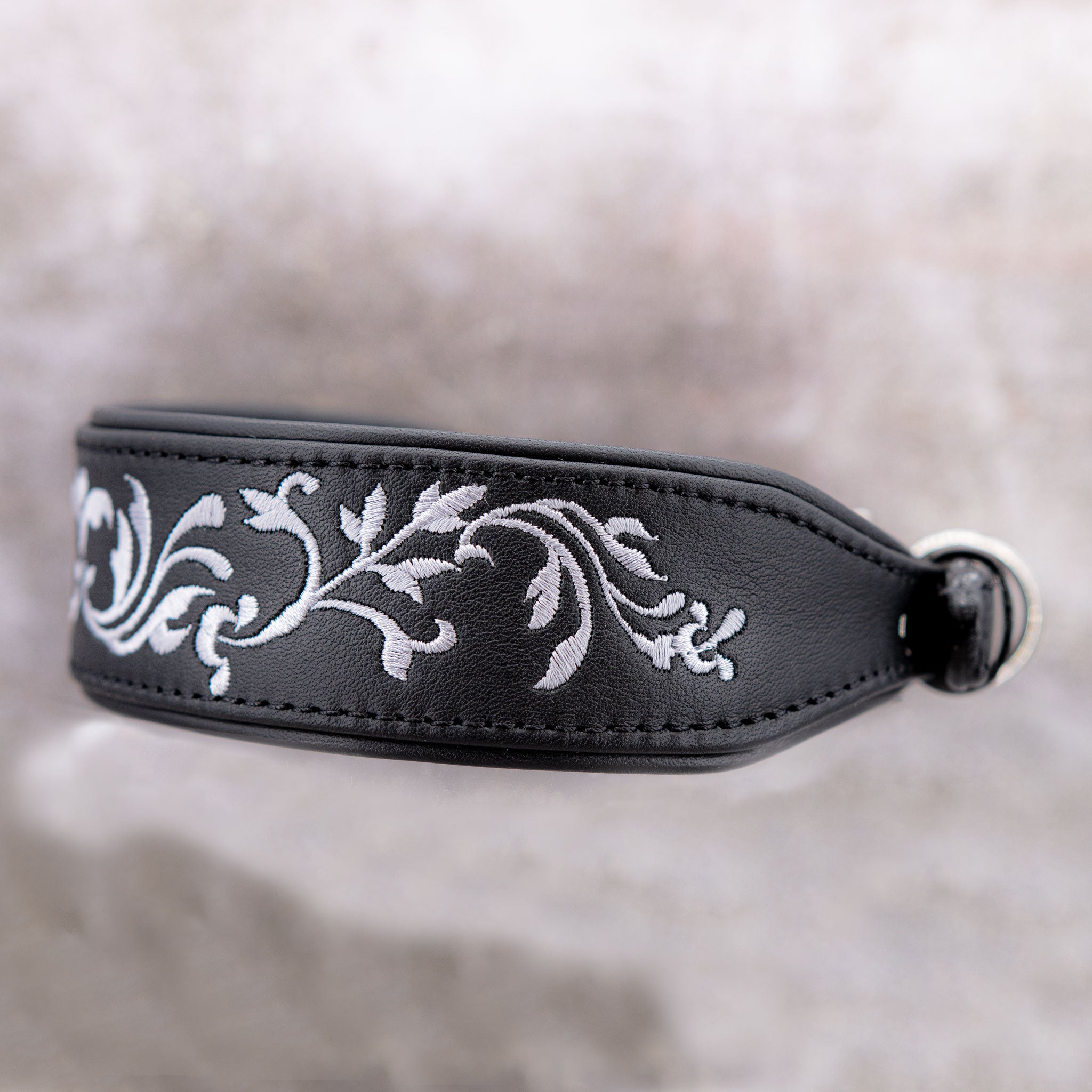 Gepolstertes Windhundhalsband 5cm breit mit floralem Stickmuster in Silber