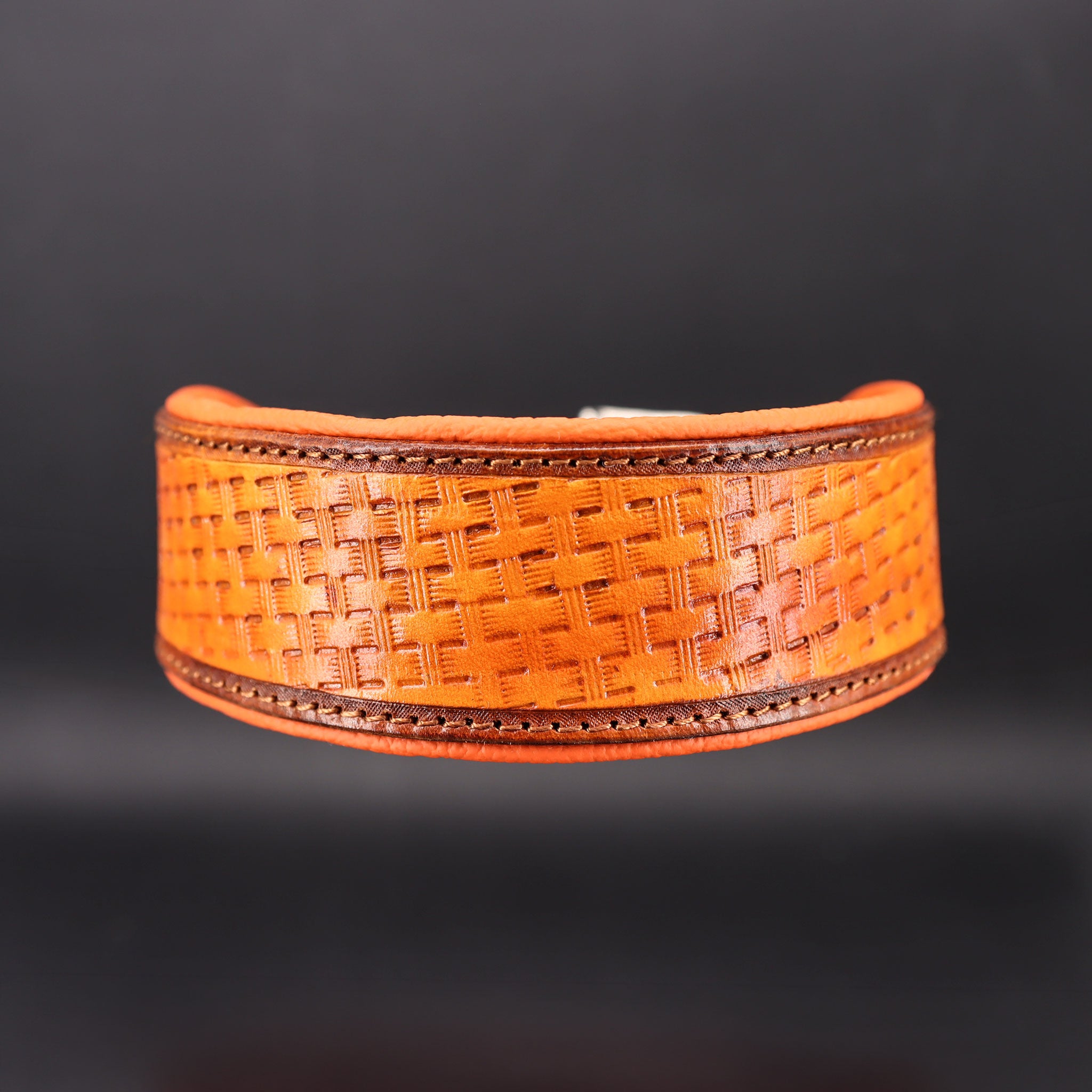 Breites Lederhalsband mit Gewebe-Punzierung und orangem Polster in der Frontansicht