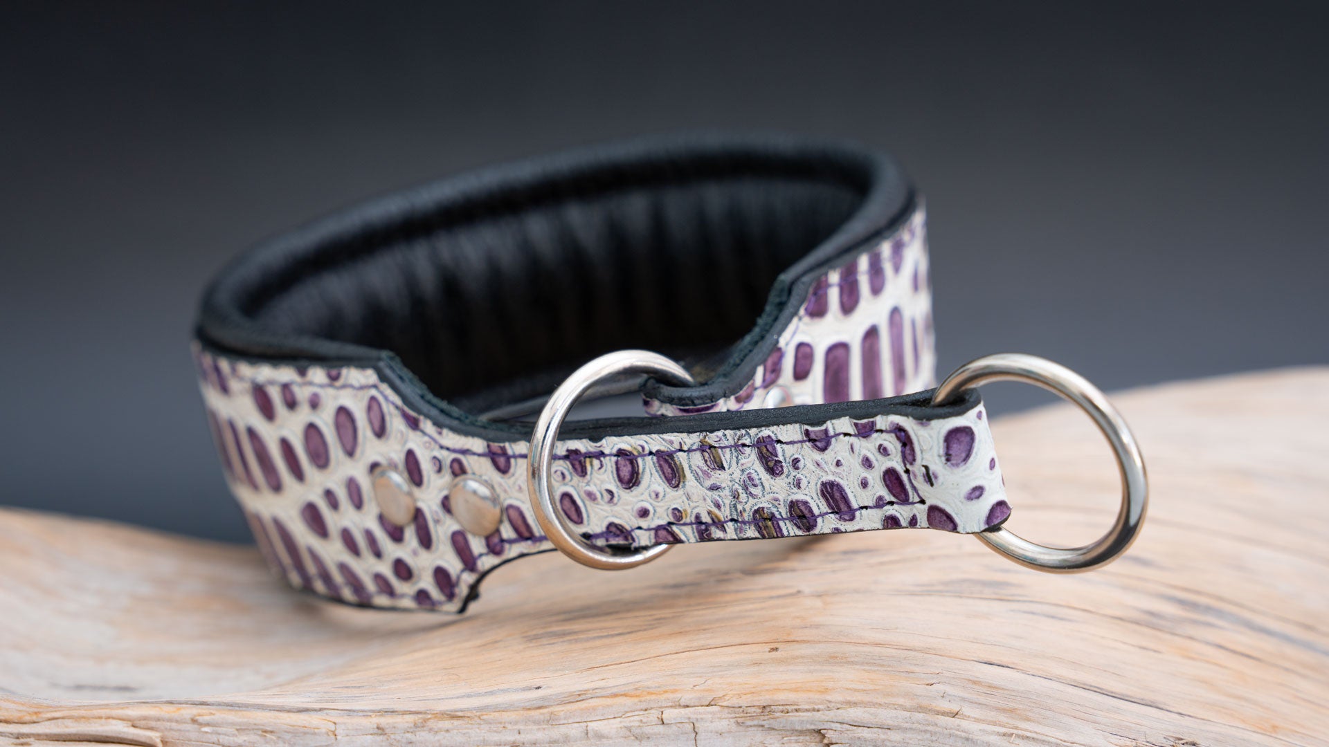 Lederhalsband Kroko-Optik "Weiß & Lila" mit Lederzug-Stopp (5cm Breit)