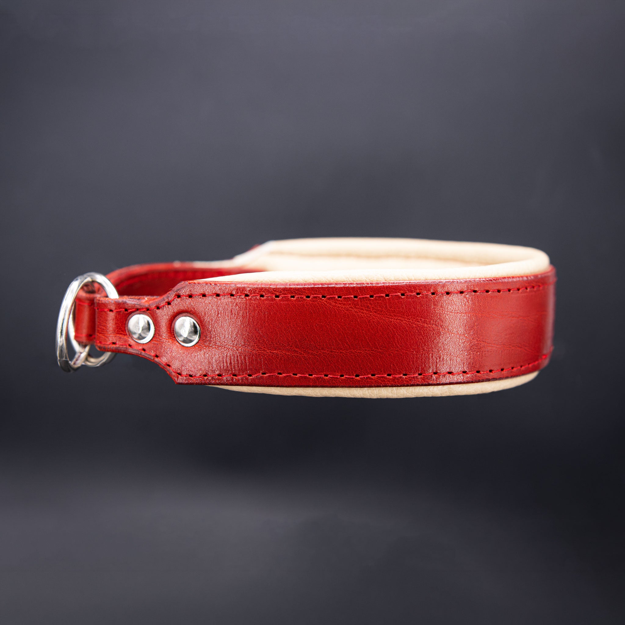 Seitenansicht des roten Lederhalsbands mit Verjüngung zum Verschluss hin