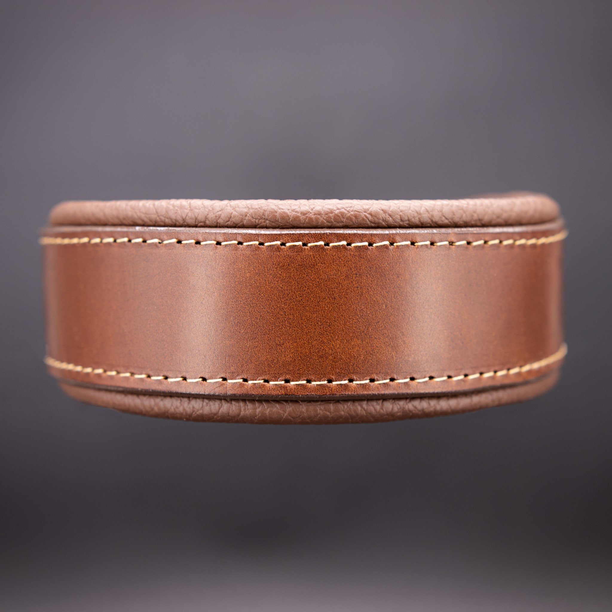 Nahaufnahme eines 5 cm breiten Lederzugstopp-Halsbands in Braun mit Off-White Naht