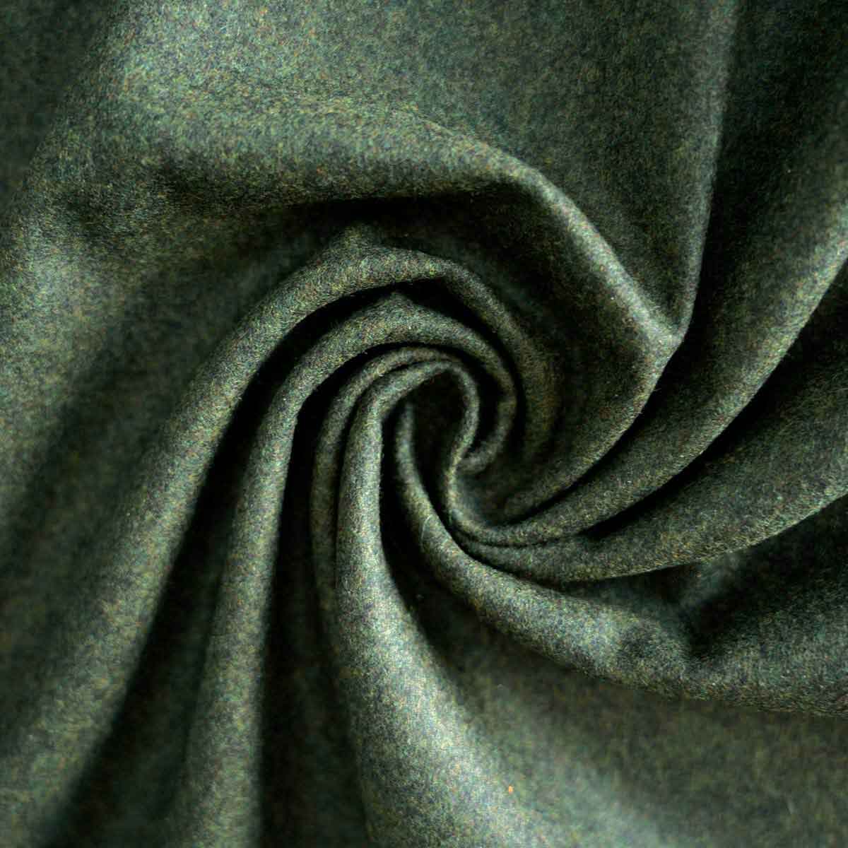 Nahaufnahme des edlen Leichtfried-Tuchlodens in der traditionellen Farbe Zinkwand, der für die handgefertigten Heimtierausweishüllen verwendet wird. Die kunstvoll drapierte Merinowolle zeigt die feine, weiche Struktur und höchste Qualität.