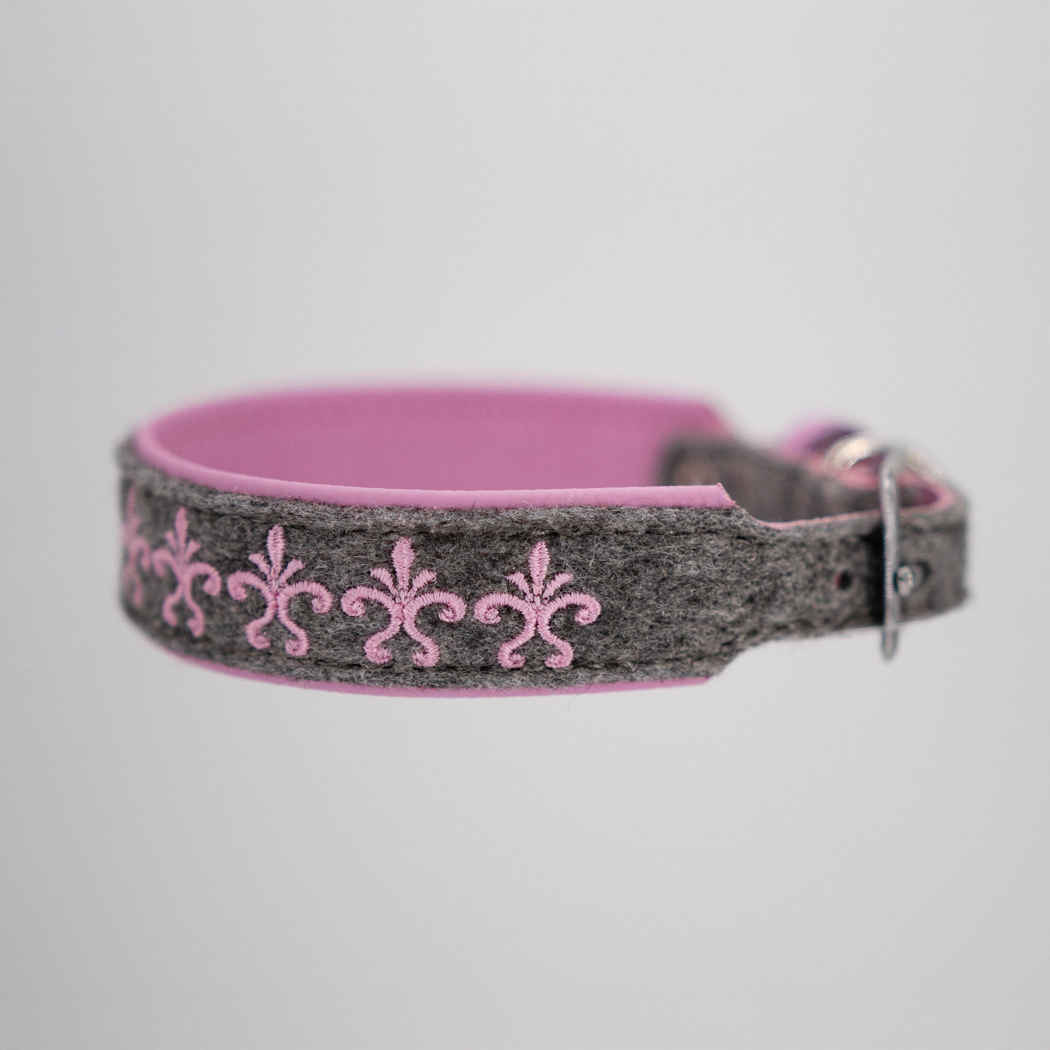 Handgefertigtes Hundehalsband aus Filz und Leder, zeigt die Verjüngung zum Verschluss hin.