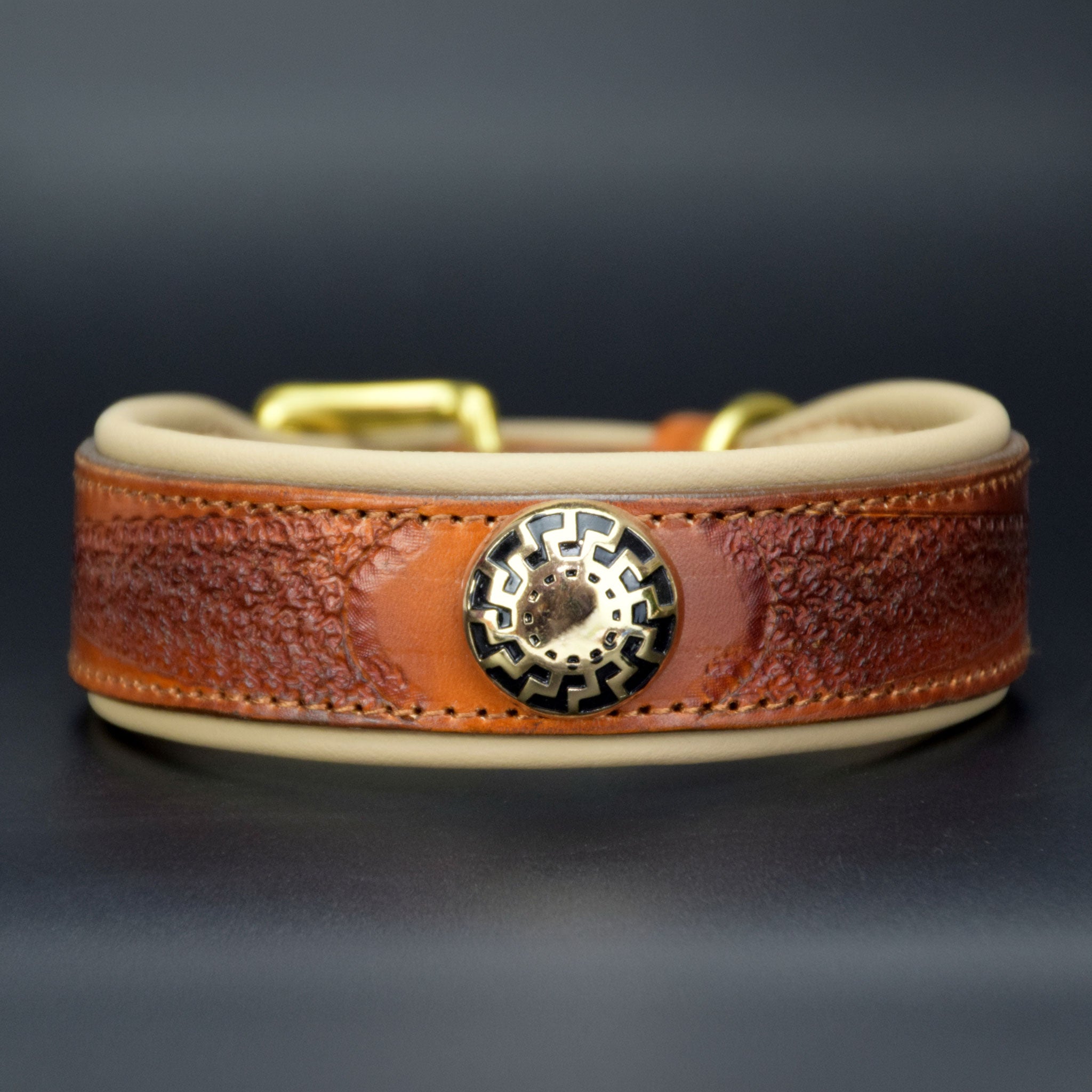 Exklusives Leder-Hundehalsband mit 24 Karat vergoldetem Sonnenrad-Beschlag