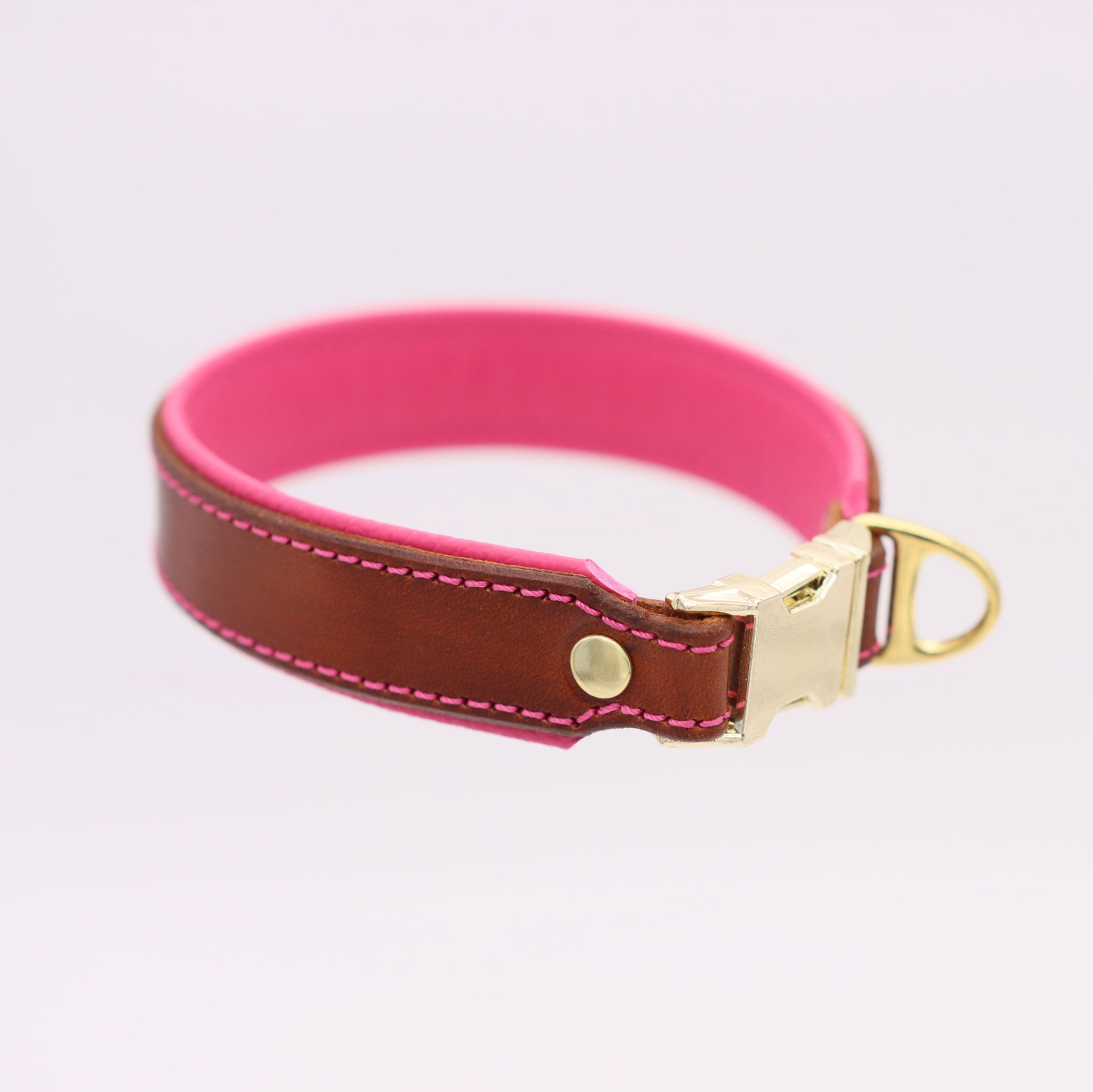 Exklusives braunes Lederhalsband für Hunde mit pinkem Innenfutter