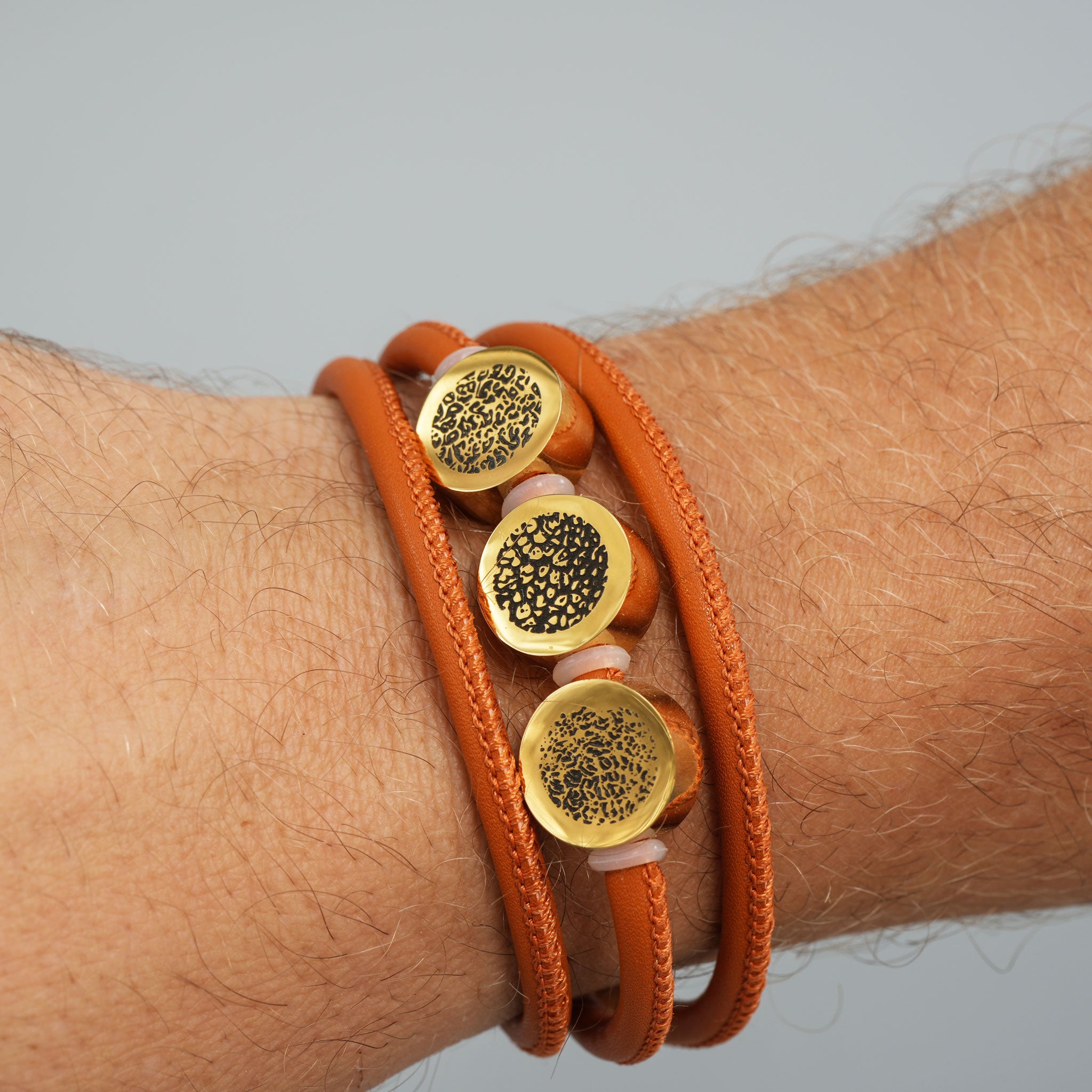 Exklusives Wickelarmband aus Leder in Cognac mit drei goldenen Gravur-Perlen – hochwertiger Boutique-Look