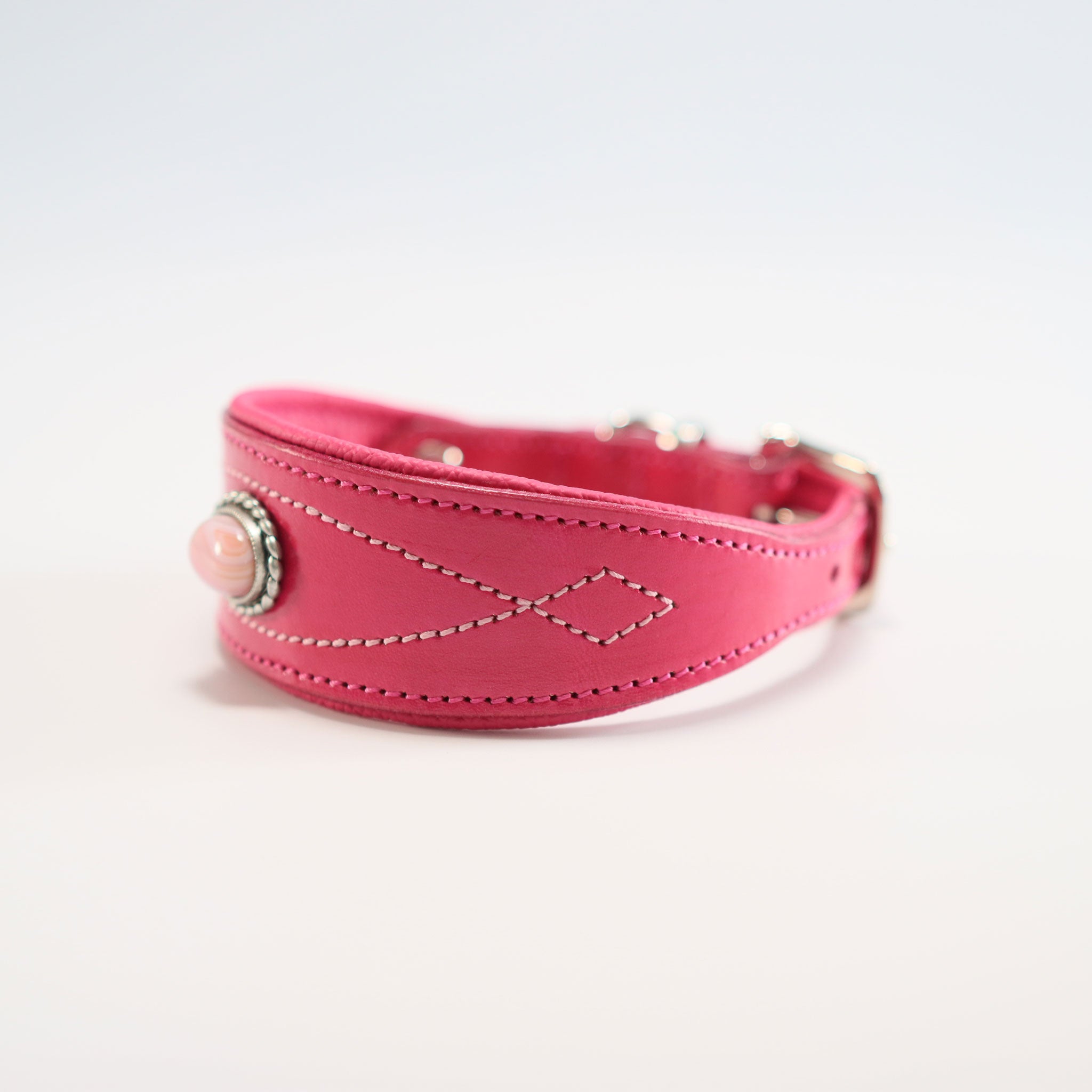 Perspektivische Ansicht des handgefertigten Luxus-Halsbands für Windhunde.