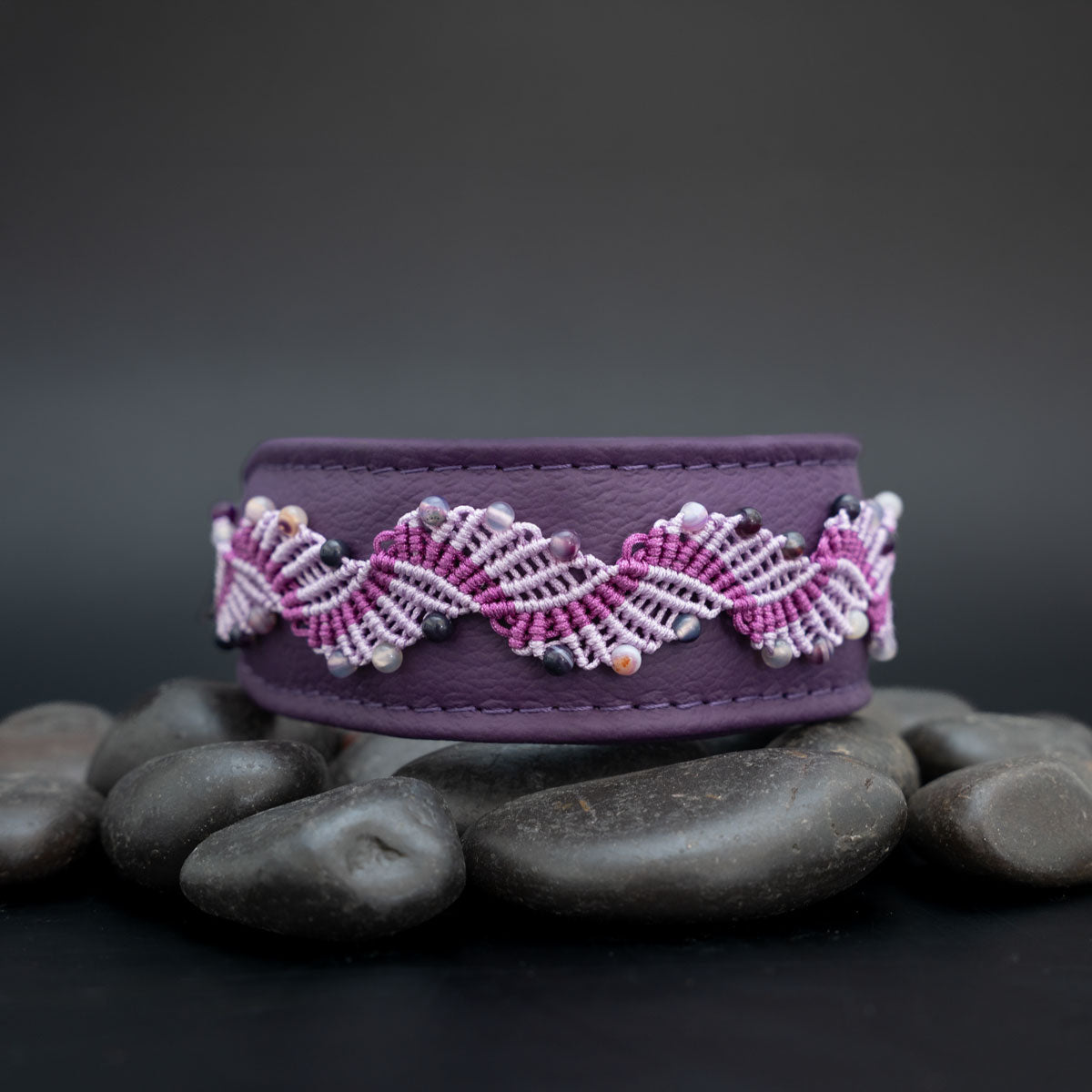 Violettes Lederhalsband von vorn mit blattähnlicher Micro-Makramee-Borte in Flieder und Violett und eingeknüpften Amethyst-Perlen.