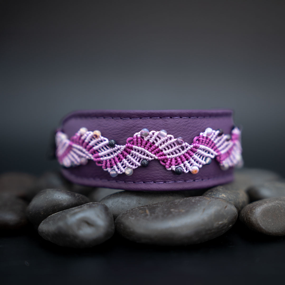 Leicht seitliche Ansicht des violetten Lederhalsbands mit Amethyst-Perlen und Micro-Makramee in Flieder und Violett.