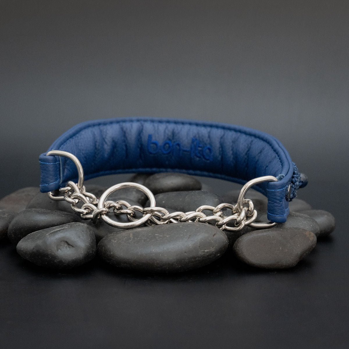 Rückansicht des blauen Nappaleder-Halsbands mit Edelstahl-Kettenzug, rundem Leinenring und ultramarinblauer Lederinnenseite.