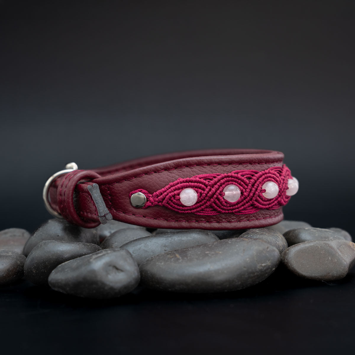 Seitenansicht des rubinroten Halsbands mit Rosenquarzperlen, verjüngtem Lederende und Lederschlaufe links.