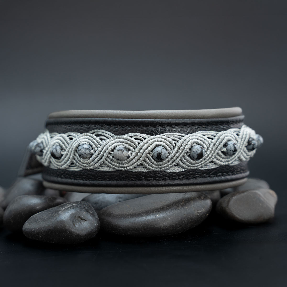 Makramee-Hundehalsband in Schwarz und Silber mit Schneeflockenobsidian und grauem Polsterrand, von vorne.