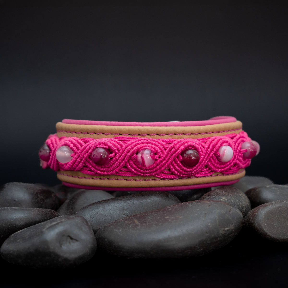 Vorderansicht des cappuccinofarbenen Lederhalsbands mit pinker Makramee-Borte, Streifenachaten und pinker Lederunterlegung.