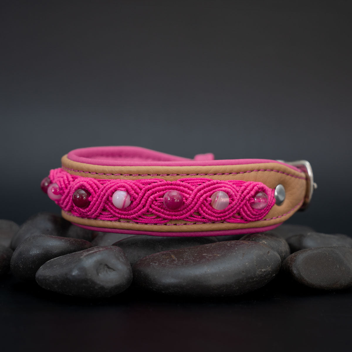 Seitliche Ansicht des Makramee-Hundehalsbands in Cappuccino und Pink mit Streifenachaten und Schnallenansatz links.