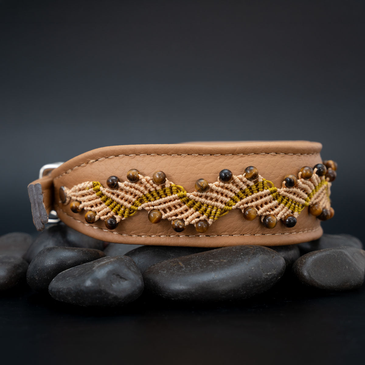 Cappuccinofarbenes Lederhalsband mit Tigerauge-Perlen und Makramee in Eierschale und Gold, Verschlussbereich links im Bild.