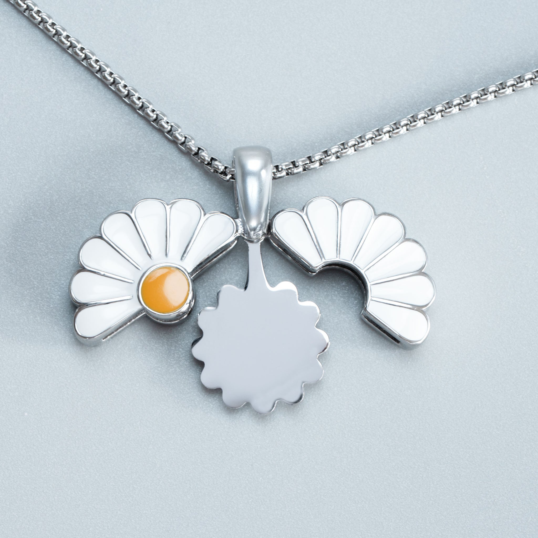 Geöffnetes Margeriten Medaillon Silber mit sichtbarer Platte für Gravuren