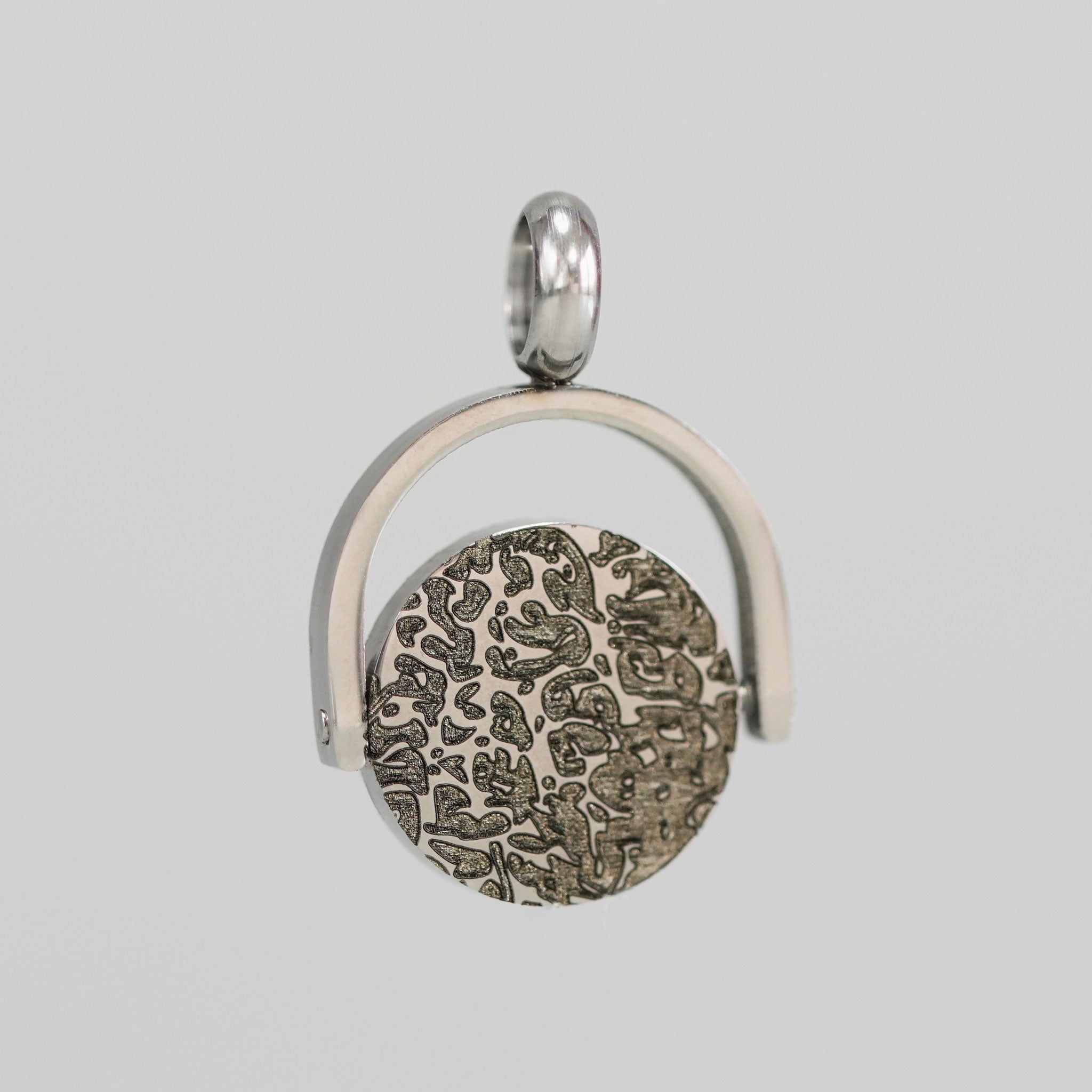 Detailansicht der präzisen Gravur eines Nasenabdrucks auf Chirurgenstahl