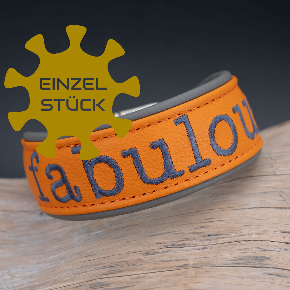 Einzelstück Handgefertigtes orangefarbenes Nappaleder Halsband mit dunkelblauer Bestickung Fabulous