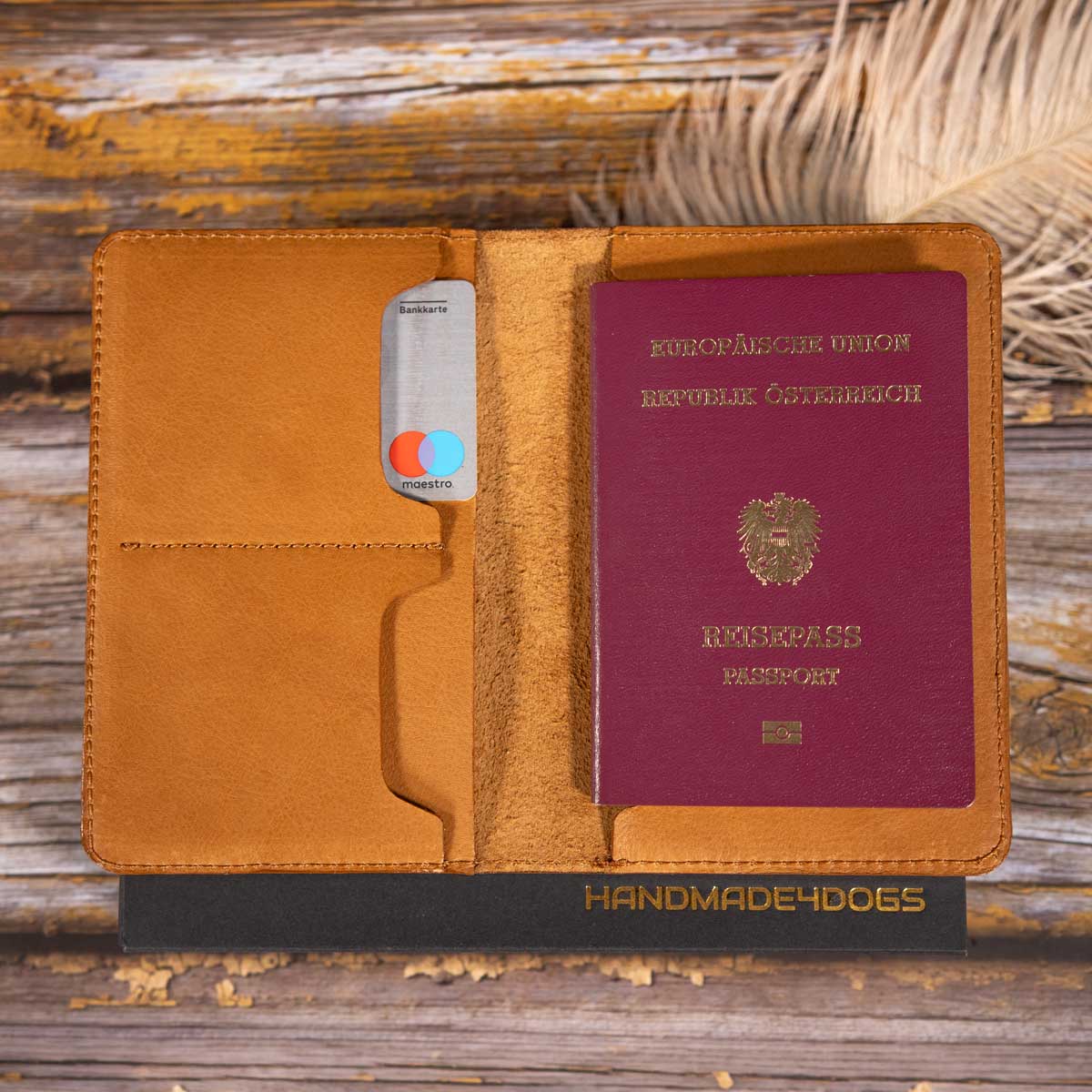Befüllte Reisepasshülle aus cognacfarbenem Leder aus einer österreichischen Manufaktur. Praktisch organisiert mit einem EU-Reisepass, Kreditkarten und Tickets