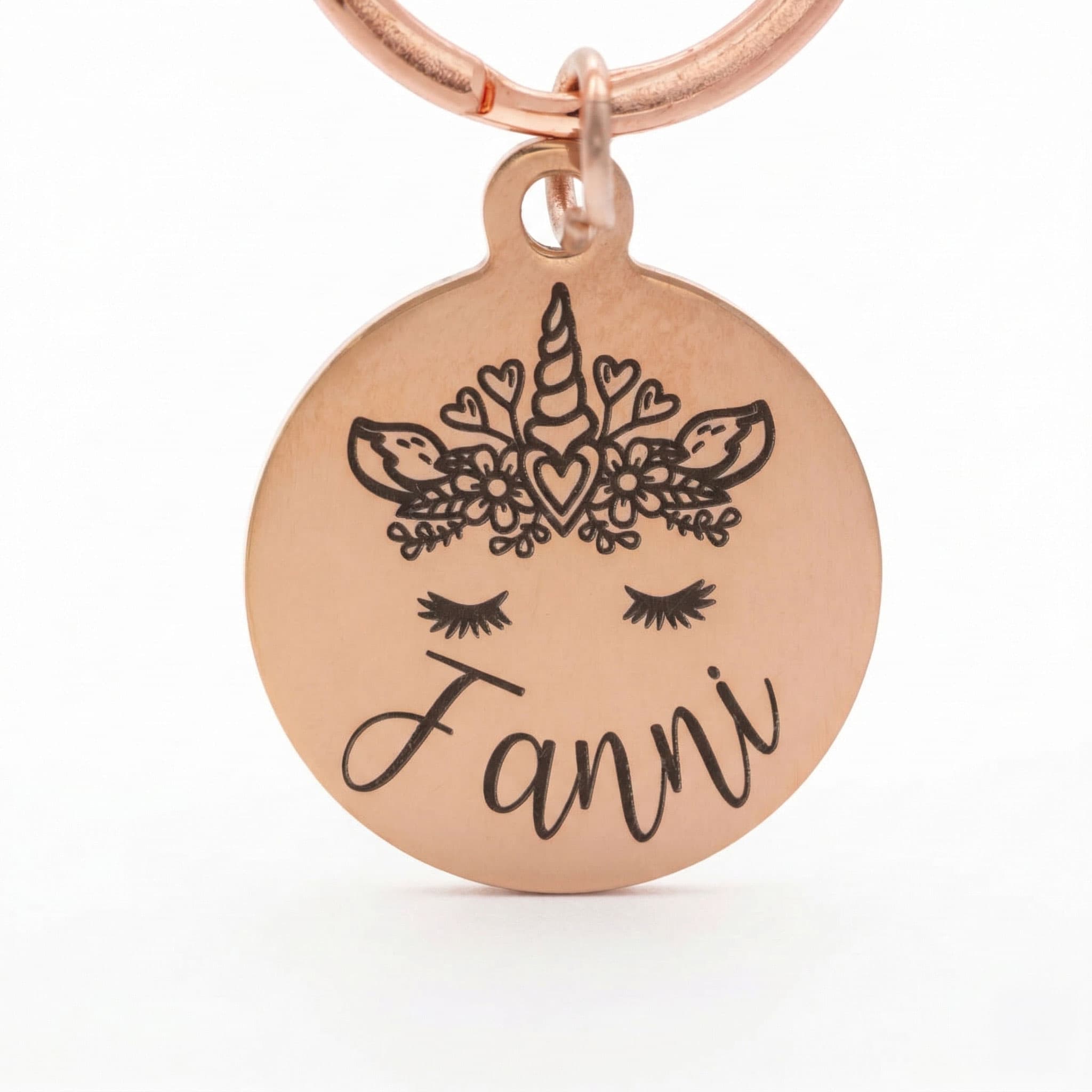 Rosegoldene Hundemarke mit einem gravierten Einhorn und dem Namen Fanni