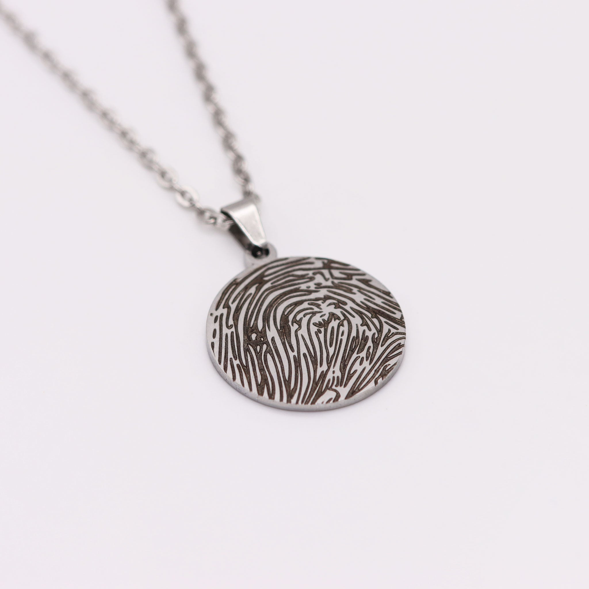 Silbernes Medaillon mit präziser Fingerabdruck-Gravur