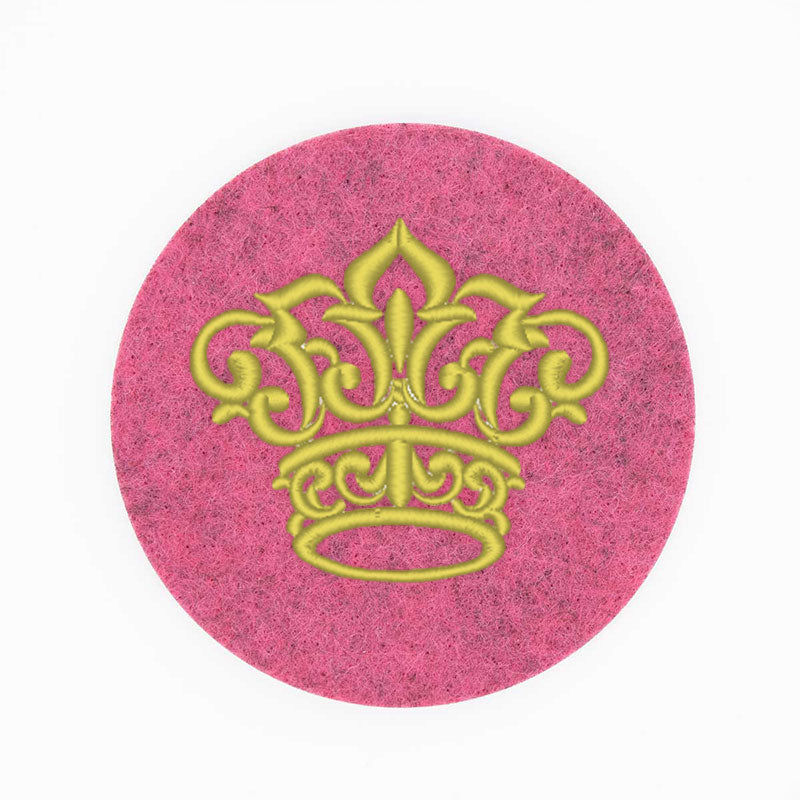 Stickdesign-Variante einer filigranen Krone in Gold zur Personalisierung von Leder-Accessoires.