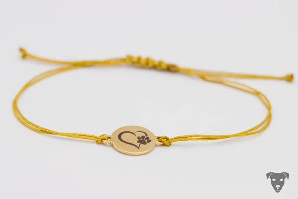 Makramee-Armband mit lasergraviertem Charm