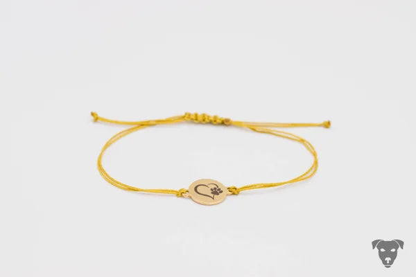 Makramee-Armband mit lasergraviertem Charm