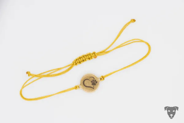 Makramee-Armband mit lasergraviertem Charm