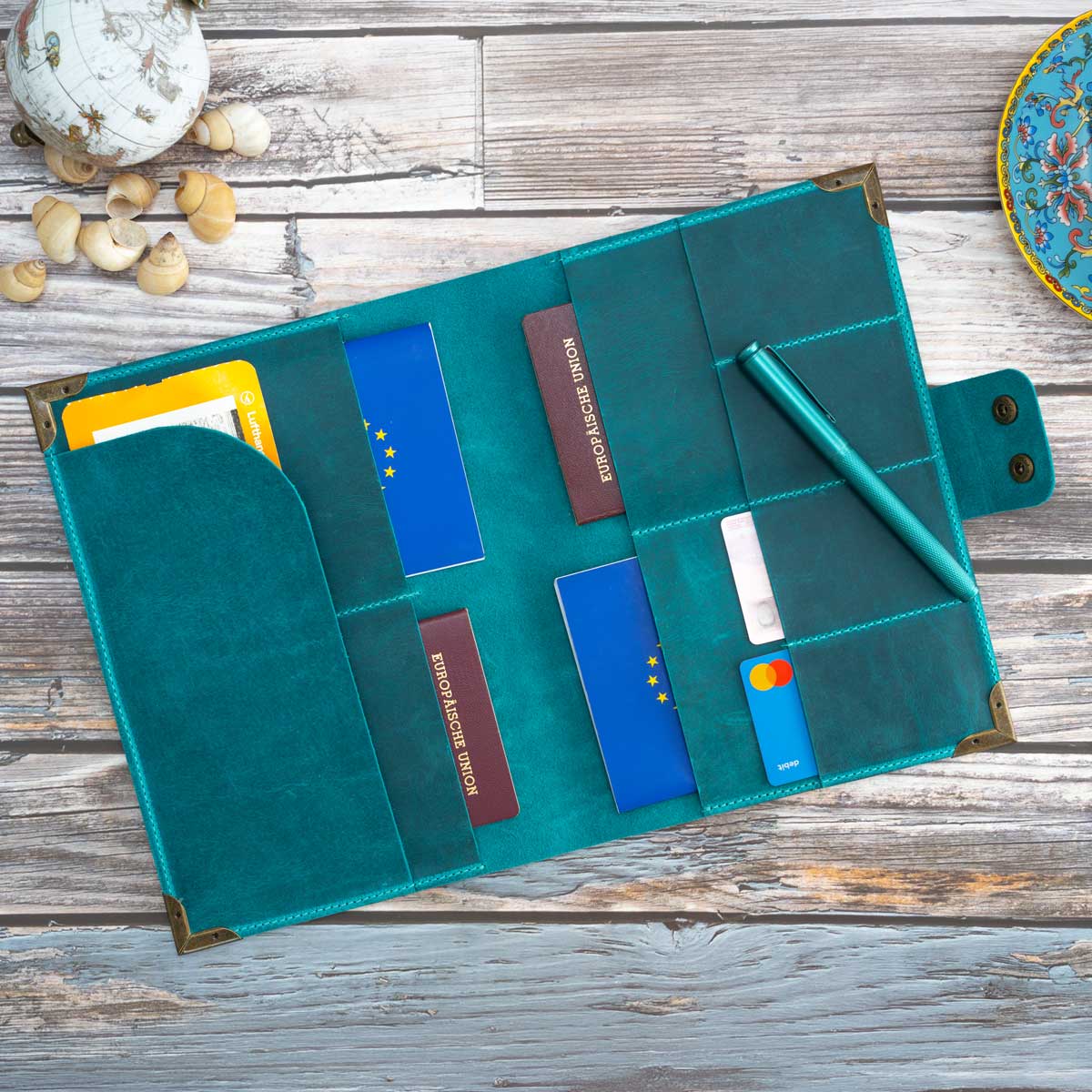 Befülltes Travel Wallet aus Crazy Horse Leder. Die praktische Aufteilung bietet am Check-in übersichtlichen Platz für mehrere EU-Reisepässe, Karten und Reiseunterlagen.
