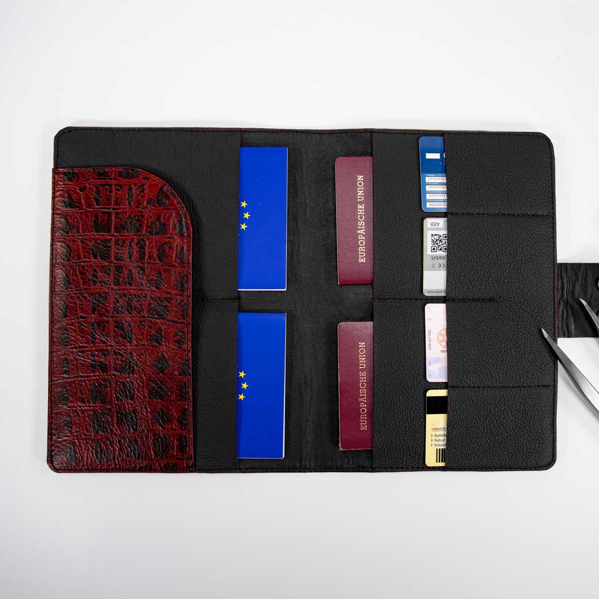 Befülltes Travel Wallet für Familien und Züchter. Der großzügige Schnitt bietet komfortabel Platz für vier EU-Heimtierausweise oder Reisepässe