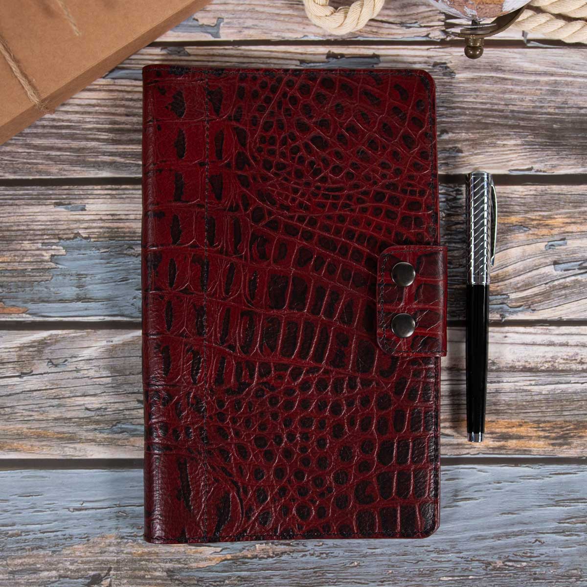 Geschlossenes handgefertigtes Travel Wallet für zwei Pässe aus schwerem italienischem Leder mit rot-schwarzer Krokodilprägung und sicherem Druckknopfverschluss