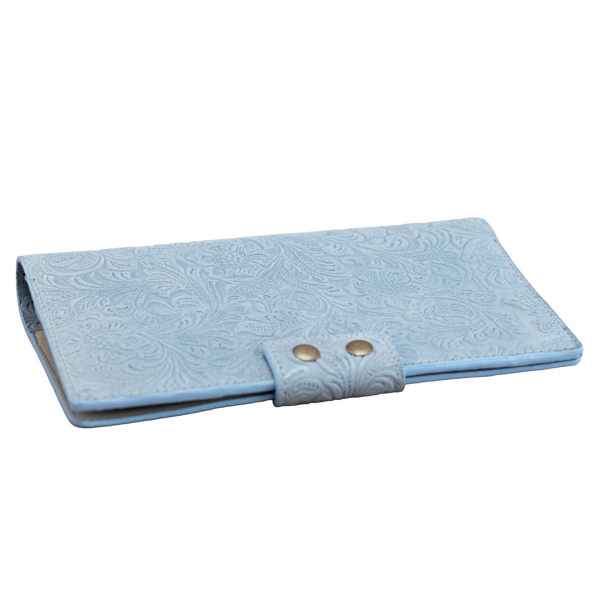 Freigestelltes Reise-Portemonnaie aus floral geprägtem, hellblauem Leder. Das elegante Design wird durch die saubere Kantenverarbeitung und den stabilen Druckknopfverschluss abgerundet.