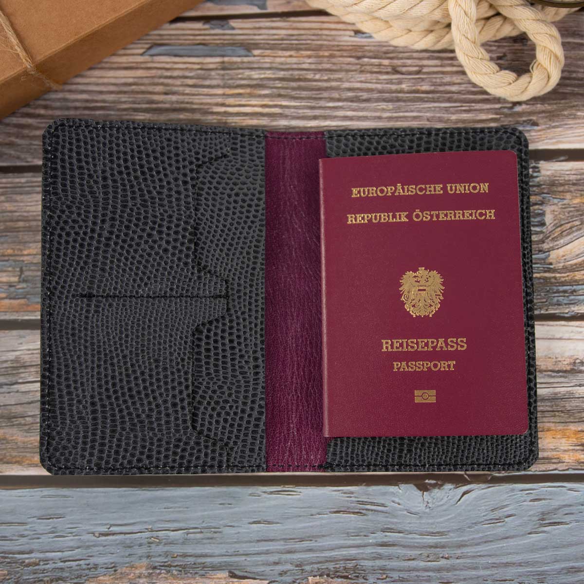 Befüllte Reisepasshülle im Echsen-Look aus einer österreichischen Manufaktur. Praktisch organisiert mit einem EU-Reisepass, Kreditkarten und Boardingpass.