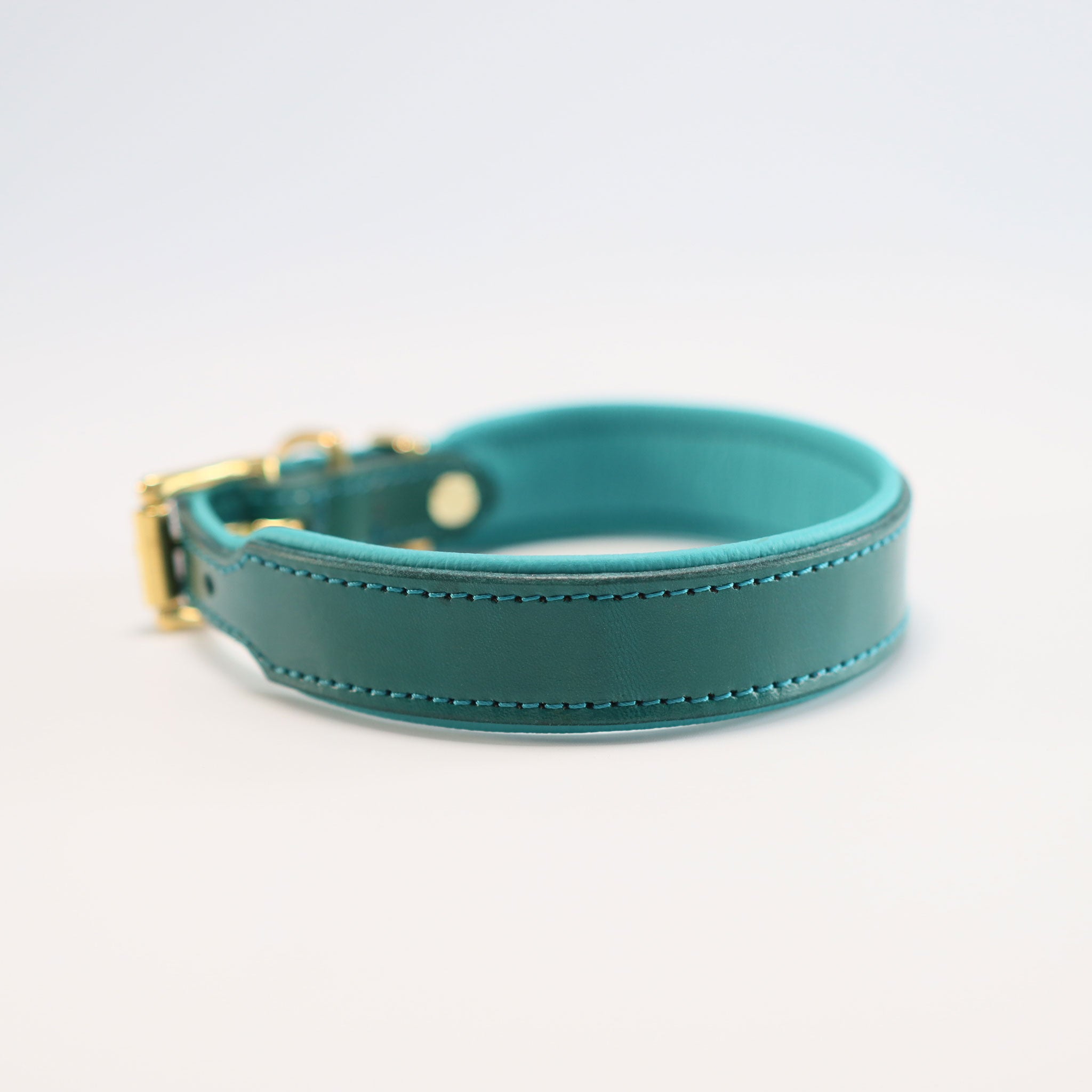 seitenansicht Riemenhalsband in türkis mit butterweichem türkisen Nappa unterlegt