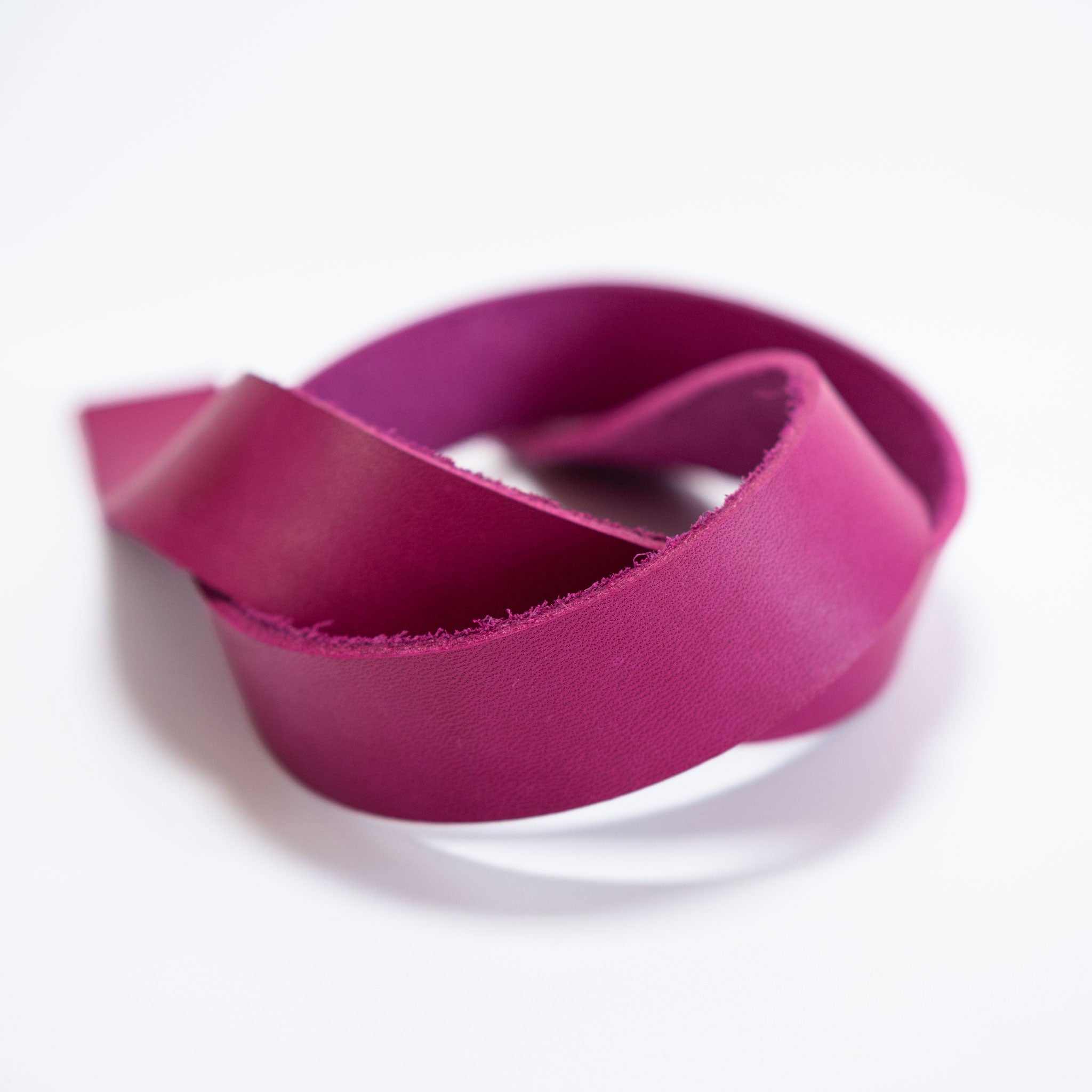 Hochwertiges Riemenleder in Magenta (Traffic Purple) als Rohstoff